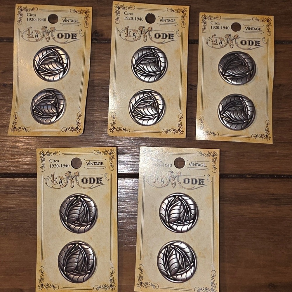 La Mode Buttons Silver Leaf Embossed Round Vintage Style 1708 0.75in